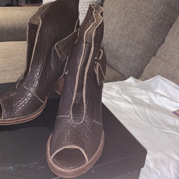 Excellent Gently Loved Genuine Leather “ERIN” Open Toe Booties by JOE’S - Picture 3 of 7